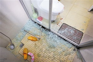 浴室钢化玻璃爆炸割伤六岁男孩 厂家经销商各执一词